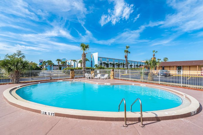 Imagen de la piscina del Hotel Super 8 By Wyndham Kissimmee/orlando. Foto 19