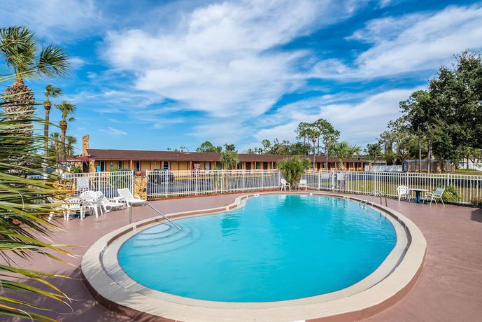 Imagen de la piscina del Hotel Super 8 By Wyndham Kissimmee/orlando. Foto 20