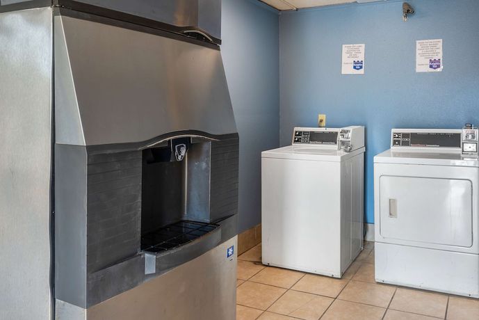 Imagen de los interiores del Hotel Super 8 By Wyndham Kissimmee/orlando. Foto 16