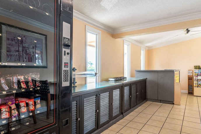 Imagen del bar/restaurante del Hotel Super 8 By Wyndham Kissimmee/orlando. Foto 2