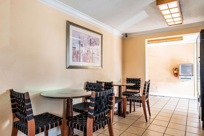 Imagen del bar/restaurante del Hotel Super 8 By Wyndham Kissimmee/orlando. Foto 4