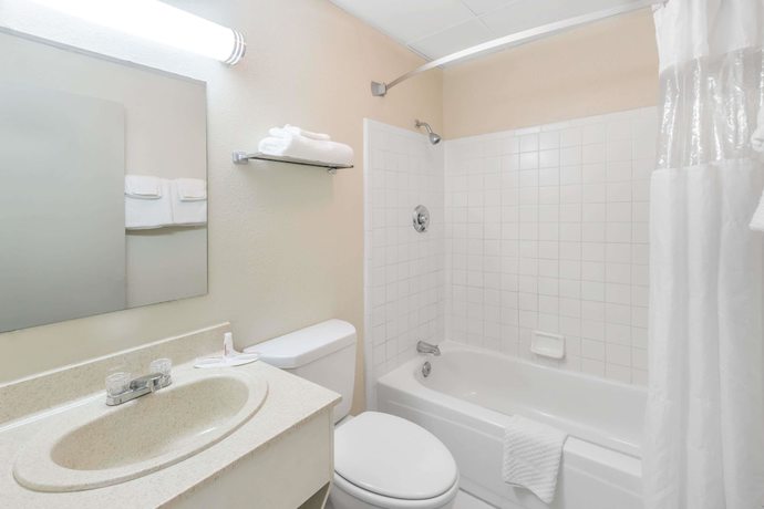Imagen de la habitación del Hotel Super 8 By Wyndham Knoxville Downtown Area. Foto 7
