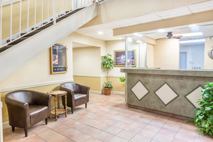 Imagen de los interiores del Hotel Super 8 By Wyndham Knoxville Downtown Area. Foto 10