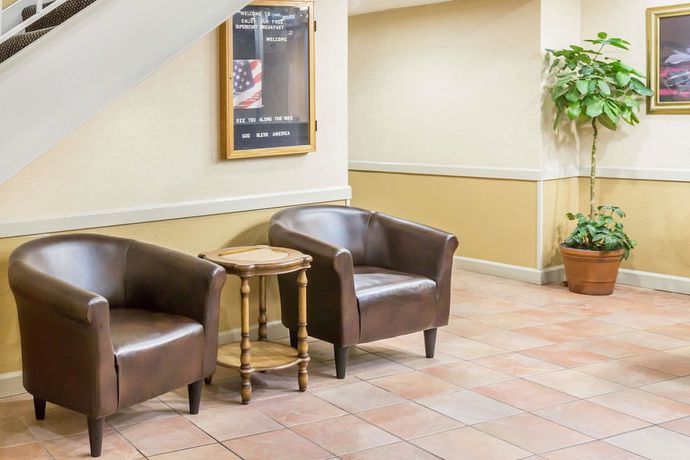 Imagen de los interiores del Hotel Super 8 By Wyndham Knoxville Downtown Area. Foto 11