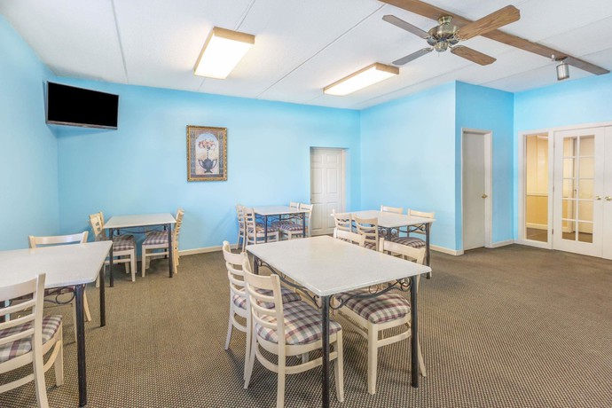 Imagen de los interiores del Hotel Super 8 By Wyndham Knoxville Downtown Area. Foto 13