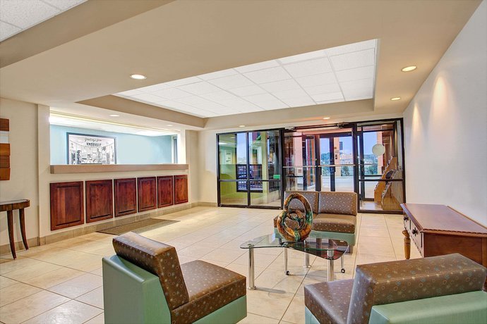Imagen de los interiores del Hotel Super 8 By Wyndham Knoxville East. Foto 12