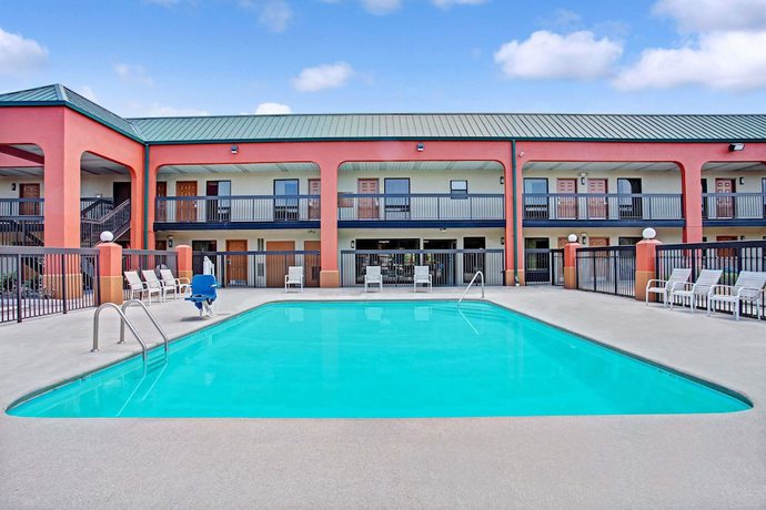 Imagen de la piscina del Hotel Super 8 By Wyndham Knoxville East. Foto 15