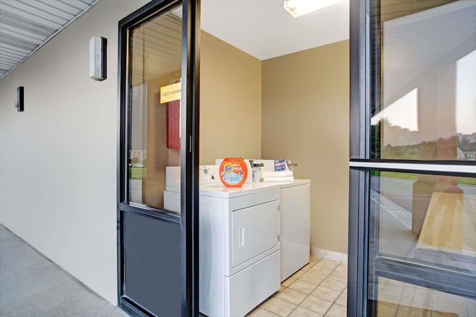 Imagen de los interiores del Hotel Super 8 By Wyndham Knoxville East. Foto 13