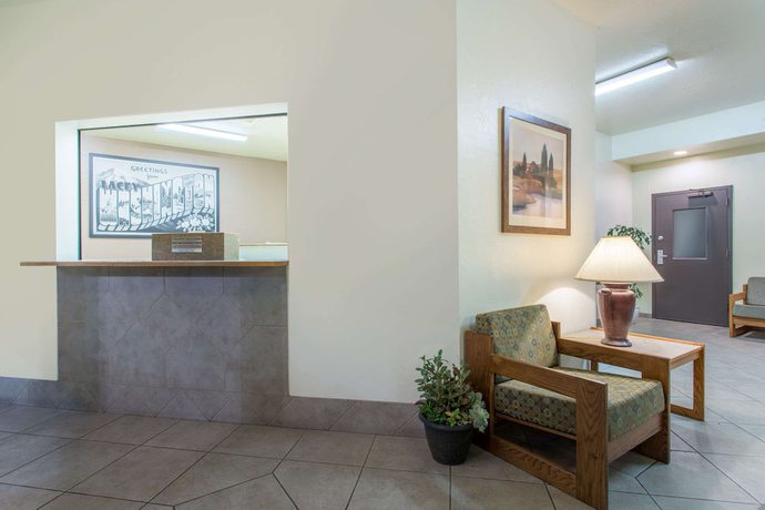 Imagen de los interiores del Hotel Super 8 By Wyndham Lacey Olympia Area. Foto 18
