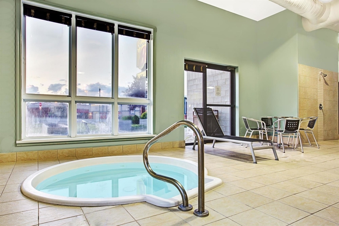 Imagen de la piscina del Hotel Super 8 By Wyndham Lachenaie/terrebonne. Foto 15