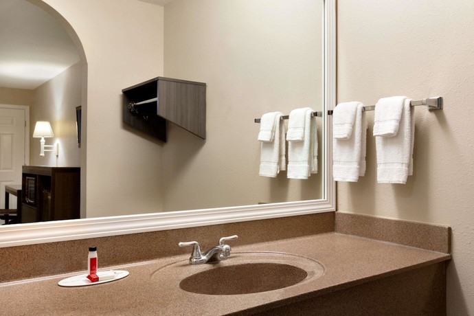 Imagen de la habitación del Hotel Super 8 By Wyndham Lake Charles Northeast. Foto 12