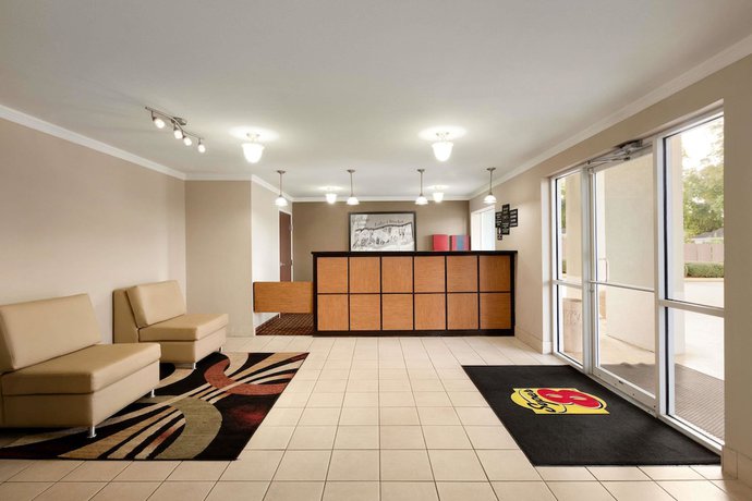 Imagen de los interiores del Hotel Super 8 By Wyndham Lake Charles Northeast. Foto 14
