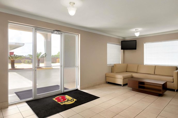 Imagen de los interiores del Hotel Super 8 By Wyndham Lake Charles Northeast. Foto 15