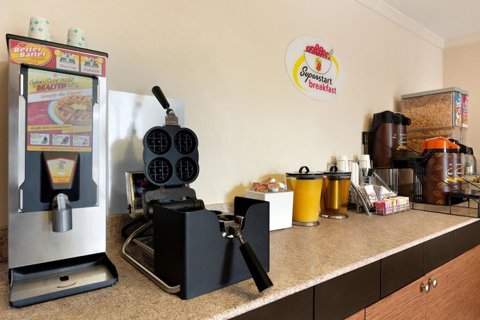 Imagen del bar/restaurante del Hotel Super 8 By Wyndham Lake Charles Northeast. Foto 3