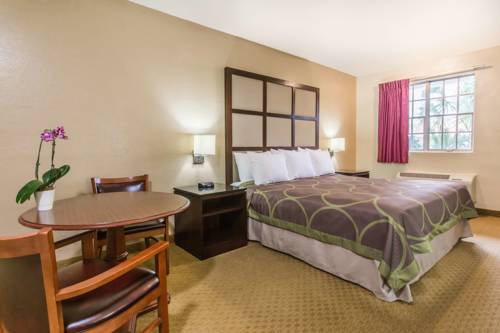 Imagen de la habitación del Hotel Super 8 By Wyndham Lake City. Foto 8