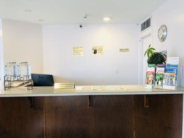 Imagen de los interiores del Hotel Super 8 By Wyndham Lake Country/winfield Area. Foto 20