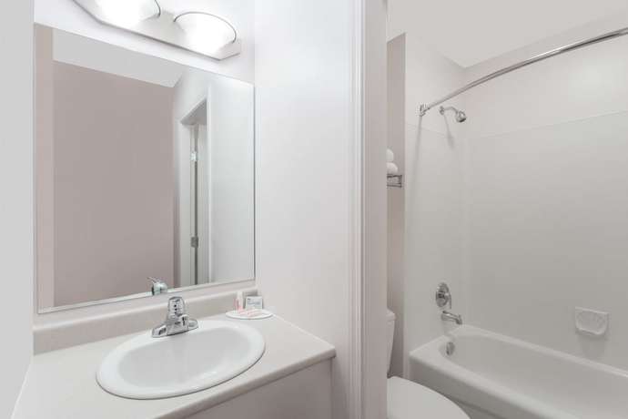 Imagen de la habitación del Hotel Super 8 By Wyndham Lake Country/winfield Area. Foto 16