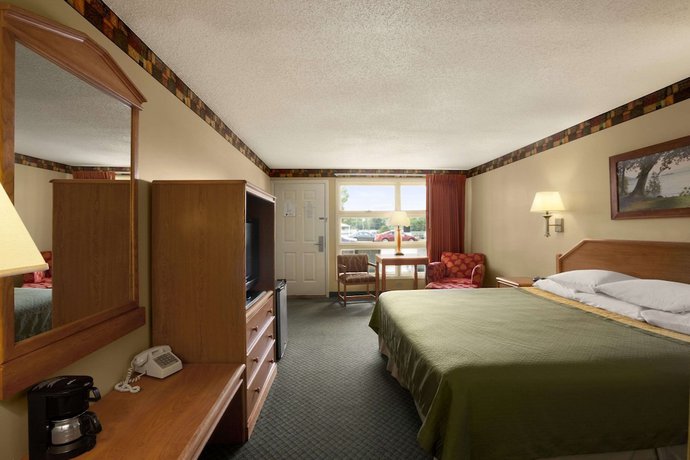 Imagen de la habitación del Hotel Super 8 By Wyndham Lake George/downtown. Foto 11