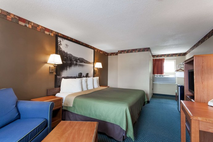 Imagen de la habitación del Hotel Super 8 By Wyndham Lake George/downtown. Foto 19