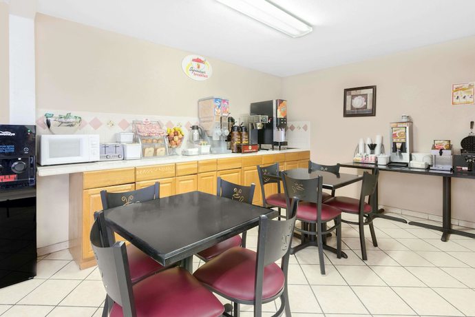 Imagen del bar/restaurante del Hotel Super 8 By Wyndham Lake Havasu City. Foto 4