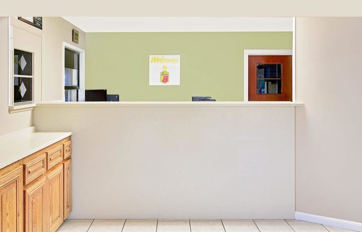 Imagen de los interiores del Hotel Super 8 By Wyndham Laurel. Foto 16