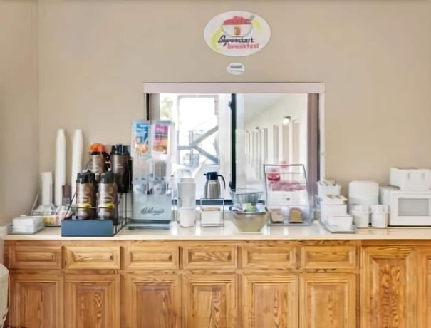 Imagen del bar/restaurante del Hotel Super 8 By Wyndham Laurel. Foto 6