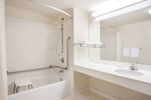 Imagen de la habitación del Hotel Super 8 By Wyndham Lavonia. Foto 7