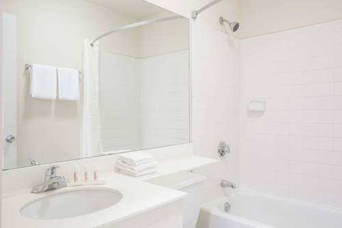 Imagen de la habitación del Hotel Super 8 By Wyndham Lavonia. Foto 8