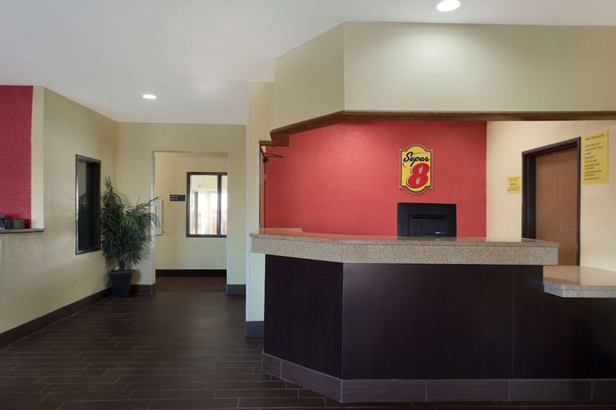 Imagen de los interiores del Hotel Super 8 By Wyndham Lees Summit. Foto 12