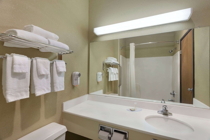 Imagen de la habitación del Hotel Super 8 By Wyndham Lees Summit. Foto 11