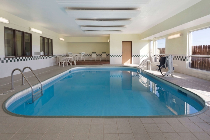 Imagen de la piscina del Hotel Super 8 By Wyndham Lees Summit. Foto 14