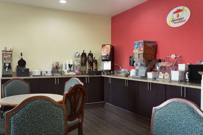 Imagen del bar/restaurante del Hotel Super 8 By Wyndham Lees Summit. Foto 3