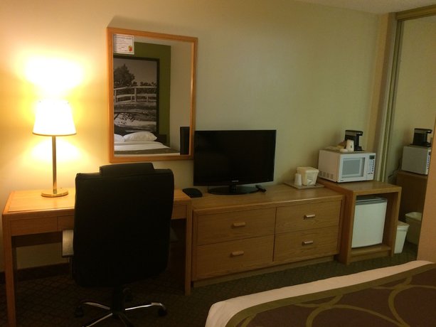 Imagen de la habitación del Hotel Super 8 By Wyndham Lethbridge. Foto 2