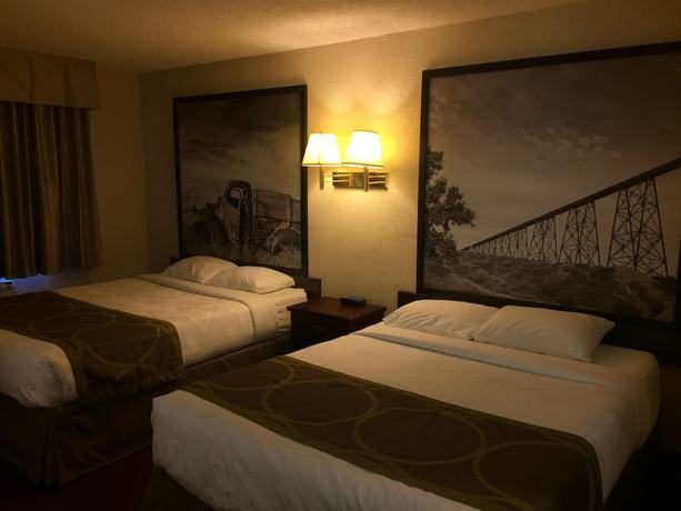 Imagen de la habitación del Hotel Super 8 By Wyndham Lethbridge. Foto 5