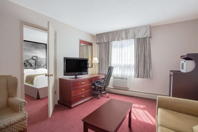 Imagen de la habitación del Hotel Super 8 By Wyndham Lethbridge. Foto 7