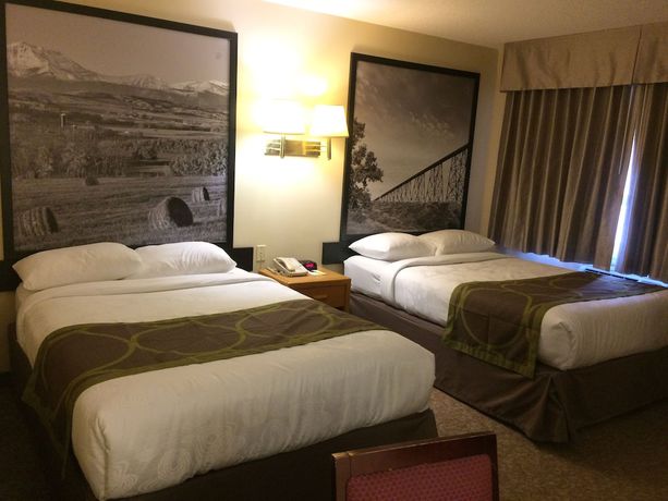 Imagen de la habitación del Hotel Super 8 By Wyndham Lethbridge. Foto 10