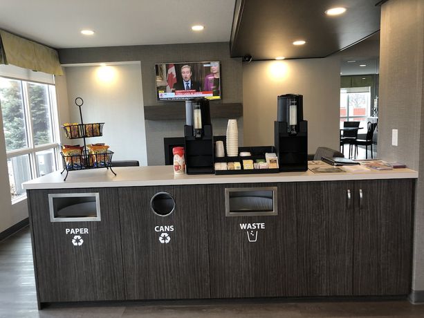 Imagen de los interiores del Hotel Super 8 By Wyndham Lethbridge. Foto 18
