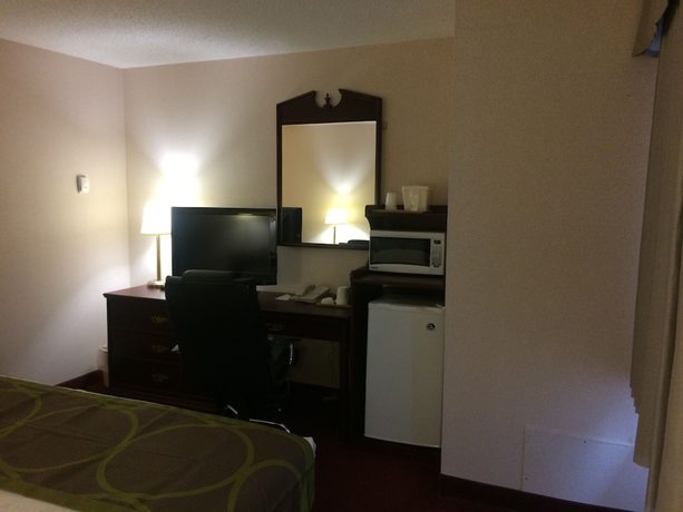 Imagen de la habitación del Hotel Super 8 By Wyndham Lethbridge. Foto 13