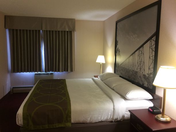 Imagen de la habitación del Hotel Super 8 By Wyndham Lethbridge. Foto 14