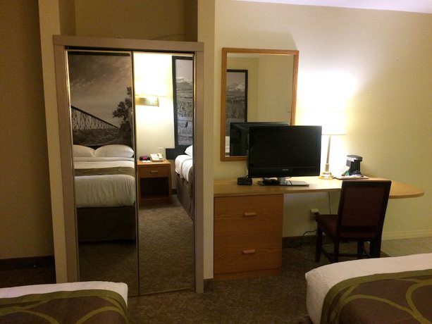Imagen de la habitación del Hotel Super 8 By Wyndham Lethbridge. Foto 15