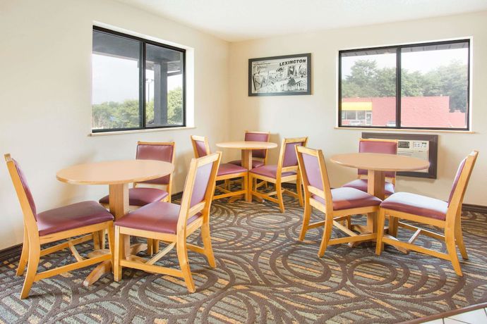 Imagen de los interiores del Hotel Super 8 By Wyndham Lexington Va. Foto 17