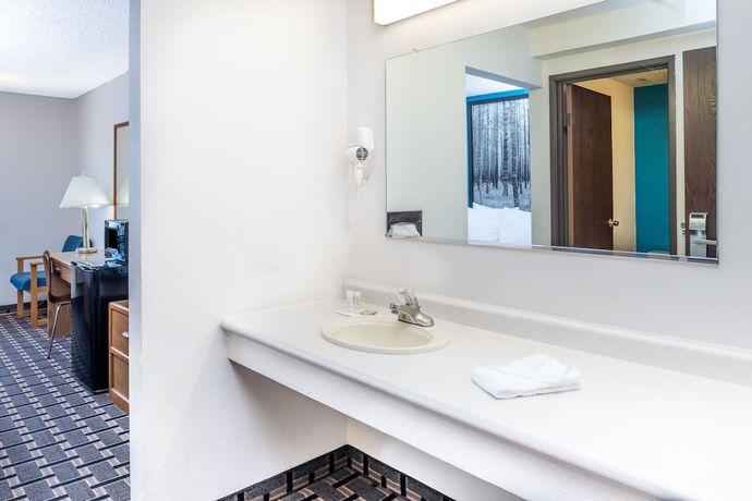 Imagen de la habitación del Hotel Super 8 By Wyndham Lincoln West. Foto 7