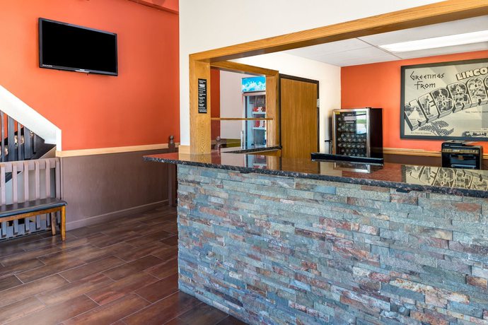 Imagen de los interiores del Hotel Super 8 By Wyndham Lincoln West. Foto 15