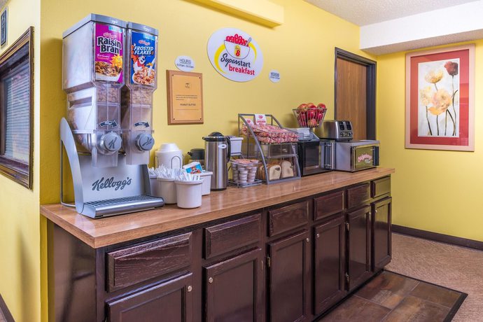 Imagen del bar/restaurante del Hotel Super 8 By Wyndham Lincoln West. Foto 4