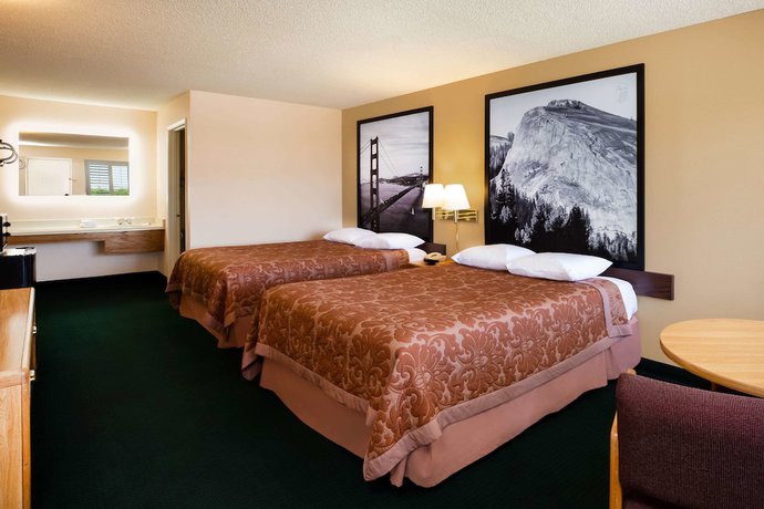 Imagen de la habitación del Hotel Super 8 By Wyndham Lindsay Olive Tree. Foto 8