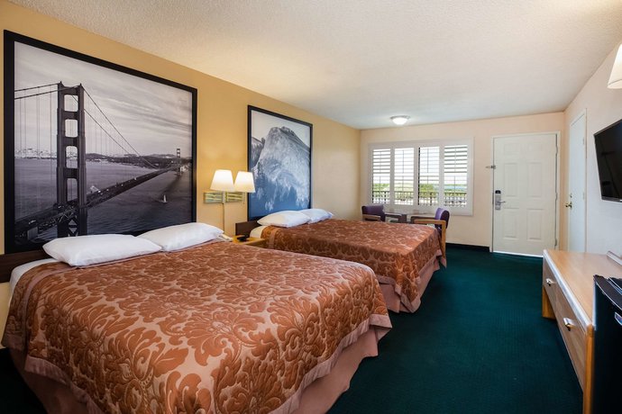 Imagen de la habitación del Hotel Super 8 By Wyndham Lindsay Olive Tree. Foto 9