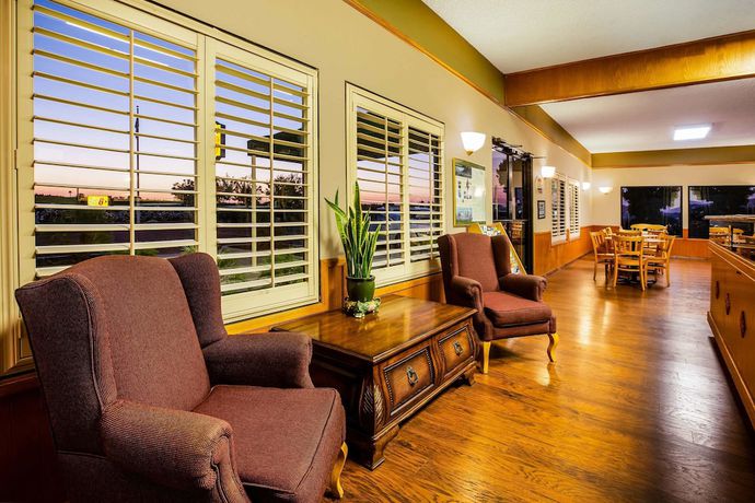 Imagen de los interiores del Hotel Super 8 By Wyndham Lindsay Olive Tree. Foto 15