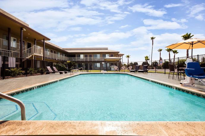Imagen de la piscina del Hotel Super 8 By Wyndham Lindsay Olive Tree. Foto 19
