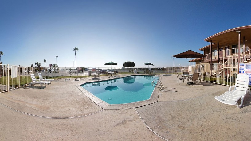 Imagen de la piscina del Hotel Super 8 By Wyndham Lindsay Olive Tree. Foto 20