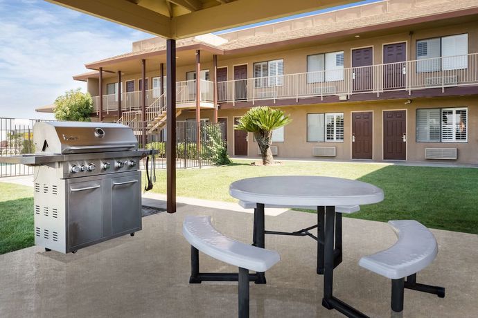 Imagen de los interiores del Hotel Super 8 By Wyndham Lindsay Olive Tree. Foto 16